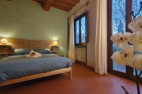 蒙泰斯佩尔托利La Casa nel Borgo 418 con garage的一间卧室设有一张床和一个大窗户