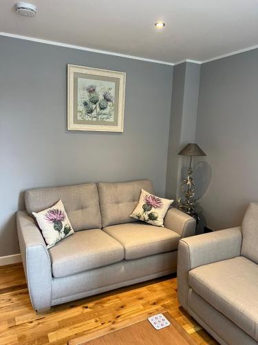 因弗内斯Inverness Highland Apartment的客厅配有沙发和桌子