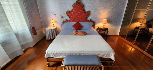 亚历山德里亚Sunflower House的一间卧室配有一张带蓝色和红色枕头的大床