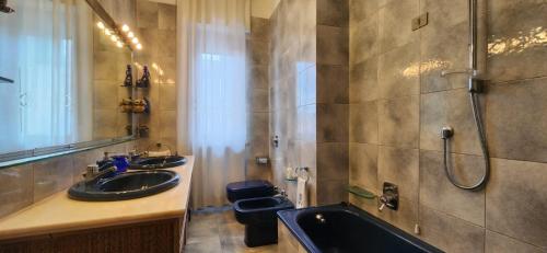 亚历山德里亚Sunflower House的浴室配有2个盥洗盆、浴缸和淋浴。