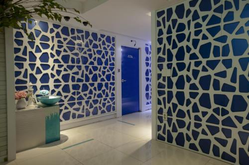釜山沙上马科斯汽车旅馆的带有蓝白色图案的走廊