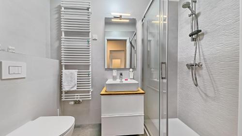 萨格勒布Good Vibes的白色的浴室设有水槽和淋浴。