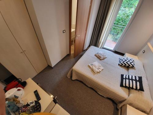 布雷佐内加尔达Hotel Garni Rosmari的小房间设有床和窗户