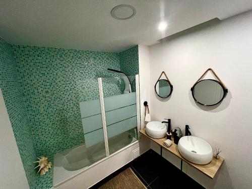 赞布热拉-杜马尔Zambujeira Terrace的一间带两个盥洗盆、淋浴和镜子的浴室