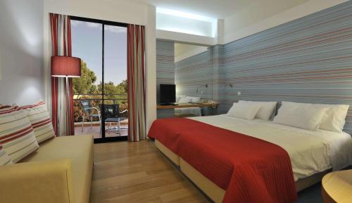 阿尔沃尔若昂二世佩斯塔纳度假酒店的一间带大床的卧室和一个阳台