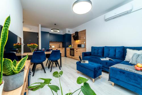 比得哥什Premium Wrocławska Apartament Parking的客厅配有蓝色的沙发和桌子