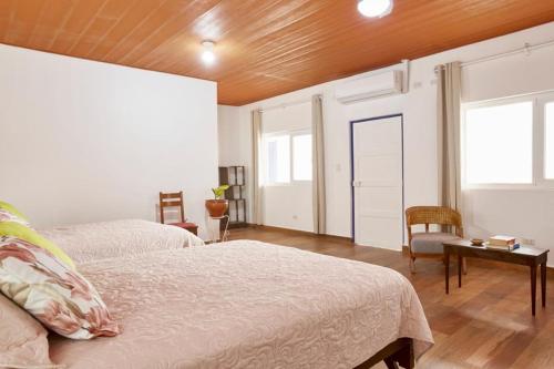 塔拉波托CASONA DON LUCAS的一间卧室设有两张床和木制天花板