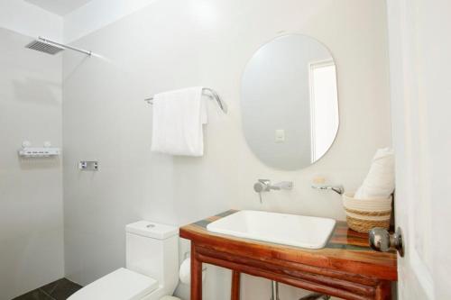 塔拉波托CASONA DON LUCAS的白色的浴室设有水槽和镜子