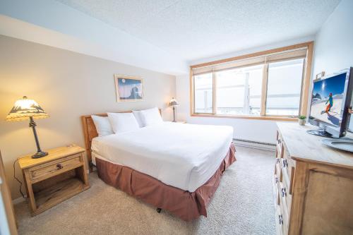 基斯通Pines 2086的一间卧室设有一张床、一个窗口和一台电视