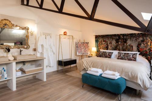 阿维尼翁L’Avant Scène - Loft de Luxe - Atelier d'artiste的一间卧室配有一张大床和镜子