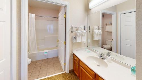 伯灵顿Smart Suites, Ascend Hotel Collection的一间带水槽、卫生间和镜子的浴室