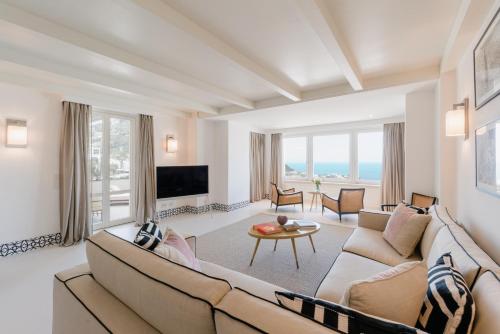 卡普里Palazzo M Capri的带沙发和电视的客厅
