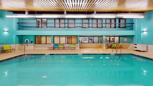 伯灵顿南伯灵顿快捷假日酒店的蓝色墙壁的建筑内的游泳池