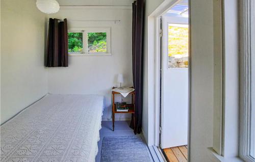 诺尔雪平Beautiful Home In Norrkping With Wifi的一间卧室设有一张床和一个窗口