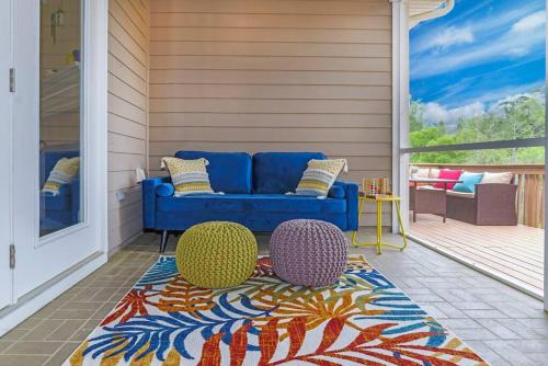 塔拉哈西Cozy Home on the outskirts of Tallahassee的地毯上带蓝色沙发和两把椅子的门廊