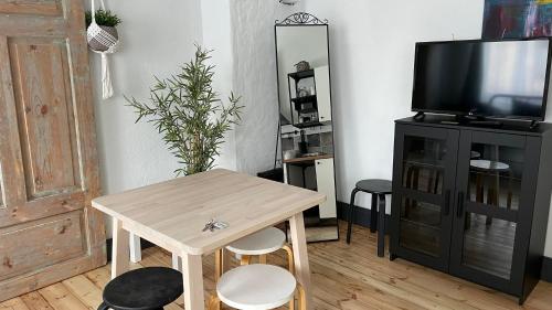 文茨皮尔斯Viesu nams Stella的客厅配有木桌和电视。