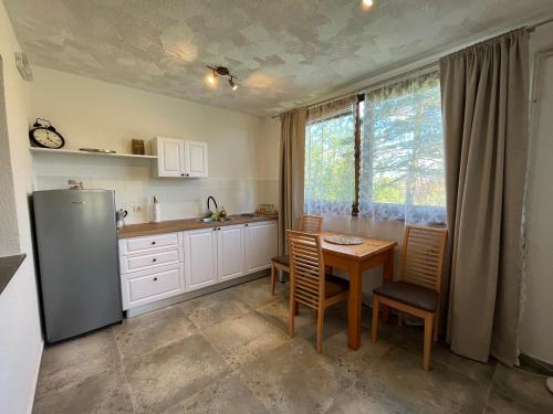 塞里特雷尼科恒达旅馆的厨房配有桌子和冰箱