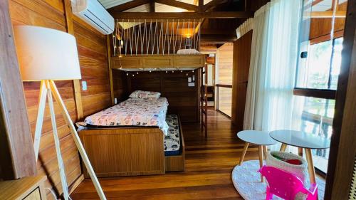 蜜岛Ilha do Mel Lodges的小房间的小卧室配有床