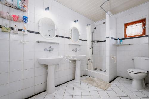 Kokava na RimavicaChata Kokava Línia的白色的浴室设有水槽和卫生间。