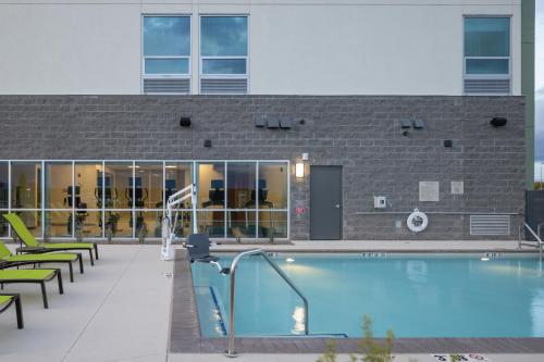 土桑SpringHill Suites by Marriott Tucson at The Bridges的大楼前的游泳池