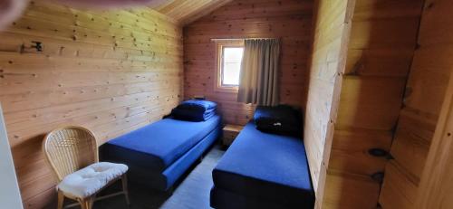 GramsbergenFamilie bungalow Sundsvall的小木屋内带两张床的房间