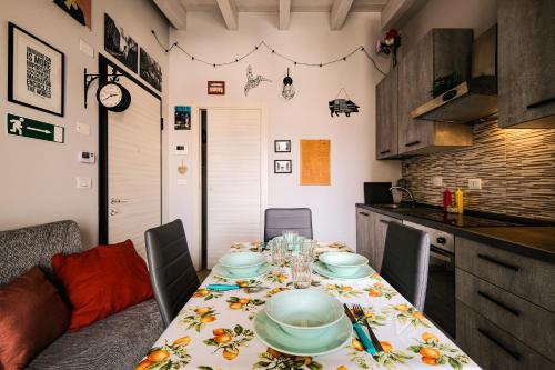 蒙卡列里La Mansarda Vintage的一间带桌子的用餐室和一间厨房