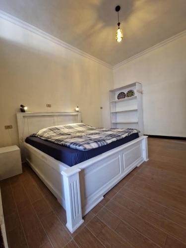 拉利贝拉Light and airy villa in Lalibela的卧室配有白色的床