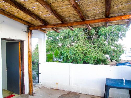 拉里奥哈Comodo y Practico departamento的一个带白色墙壁和蓝色长凳的庭院