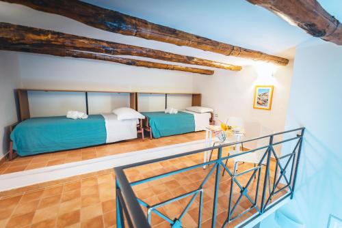 马奥莱MARE LUNA的配有木天花板的客房设有两张床。
