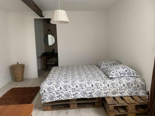 Saint-NicTy Breizh的一间卧室配有一张床、一张桌子和一面镜子