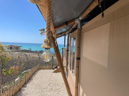 帕尔马迪蒙泰基亚罗Tendu' Punta Bianca Glamping Camp的客房设有海景阳台。
