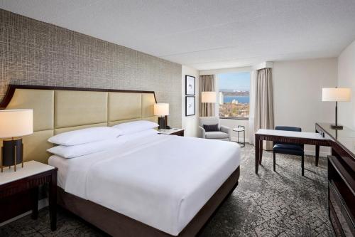 汉密尔顿喜来登汉弥敦酒店的酒店客房设有一张白色大床和一个窗户。