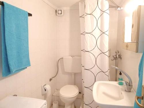 卡尼奥提One bedroom apartement with sea view balcony and wifi at Chaniotis的白色的浴室设有卫生间和水槽。