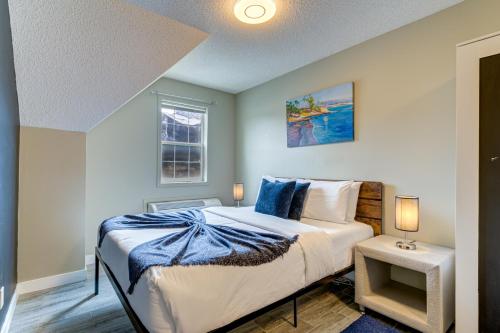 坎莫尔Cozy 1 bedroom Apartment Canmore / Banff的一间卧室设有一张床和一个窗口