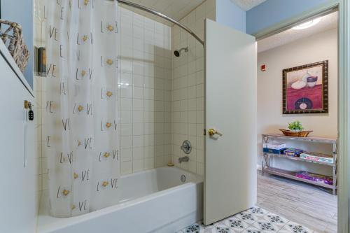 坎莫尔Cozy 1 bedroom Apartment Canmore / Banff的一间带浴缸和淋浴间的浴室