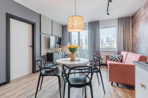 格鲁德柴兹Platinum Premium Apartment的客厅配有桌椅和沙发