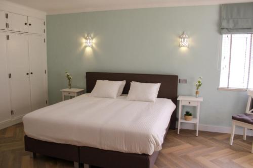 卡武埃鲁Casa Carioca Carvoeiro的一间卧室配有一张带两个白色枕头的大床