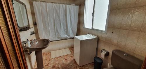特罗尔Casa Andrea Teror的一间带水槽、卫生间和淋浴的浴室