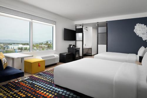 拉斯维加斯Aloft Henderson的酒店客房设有两张床和窗户。
