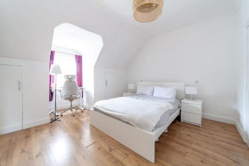 伦敦2 Bedroom Duplex Apartment的白色的卧室配有白色的床和镜子