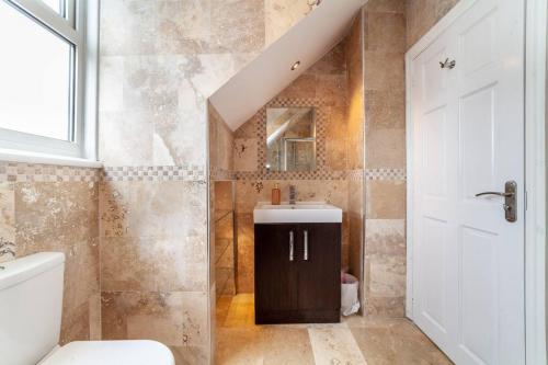 伦敦2 Bedroom Duplex Apartment的一间带水槽和卫生间的浴室