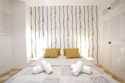 格拉纳达ADANAR-Las Columnas的一间卧室配有带2个枕头的床