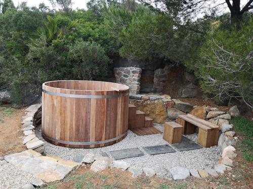 卡瓦内斯La Cueva de Miravet - villa de lujo en la cima de la montaña con vistas al mar的木桶,带长凳和壁炉