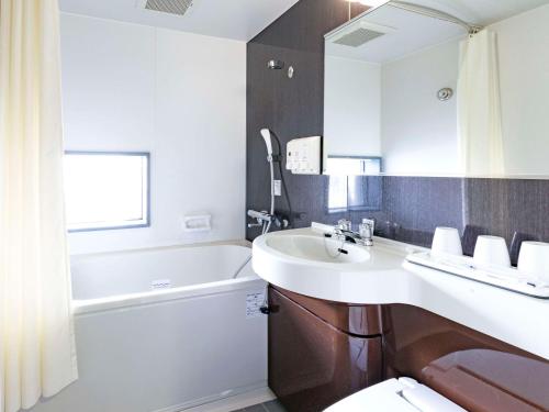 常滑市中央国际机场康福特茵酒店的一间带水槽、浴缸和卫生间的浴室