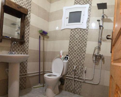 托泽尔Dar Chahla的一间带卫生间和水槽的浴室