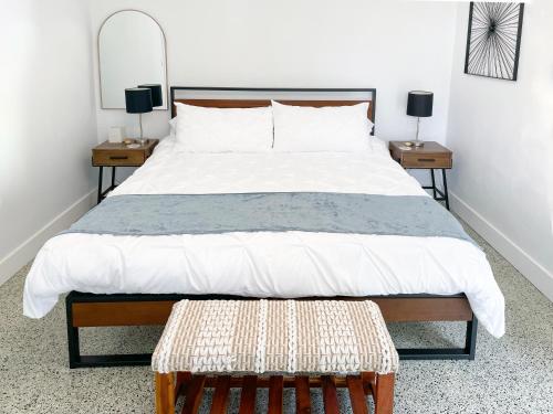 迈阿密Private King Suite in Miami的一间卧室配有一张带2个床头柜的大床