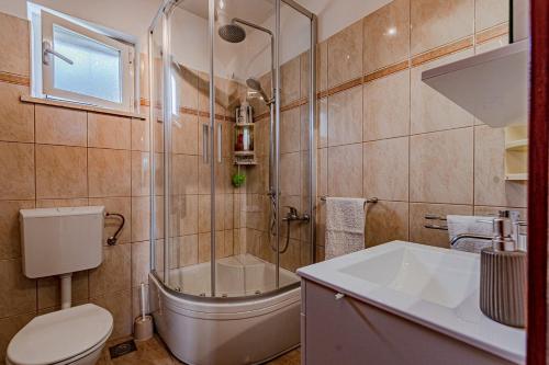 泽尔诺沃Holiday house with a parking space Zrnovo, Korcula - 21067的浴室配有卫生间、淋浴和盥洗盆。
