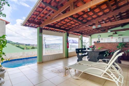 伊克斯雷玛Casa da Cidinha的一个带桌椅的庭院和一个游泳池