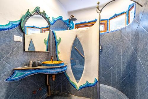 圣何塞德迈波Casa Primal的一间带水槽和镜子的浴室