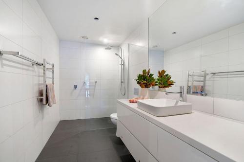 仙女港Steam Packet Wharf的白色的浴室设有水槽和卫生间。